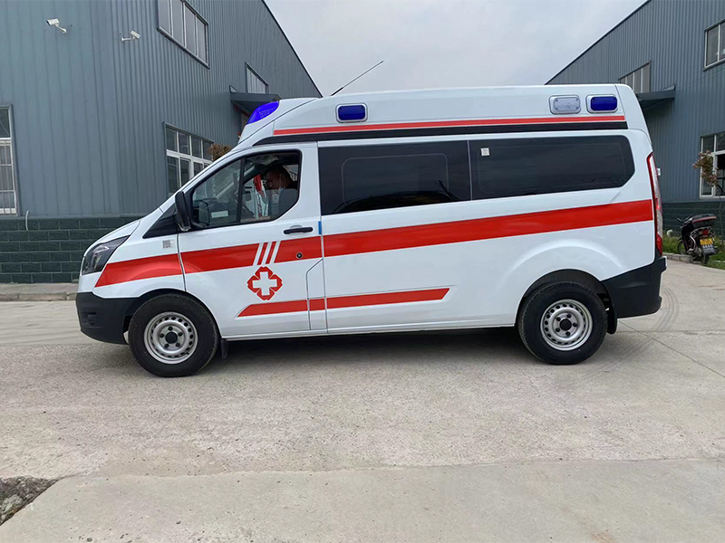 福特V362汽油吸塑一体内饰救护车