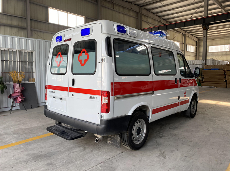 江铃特顺短轴监护型救护车