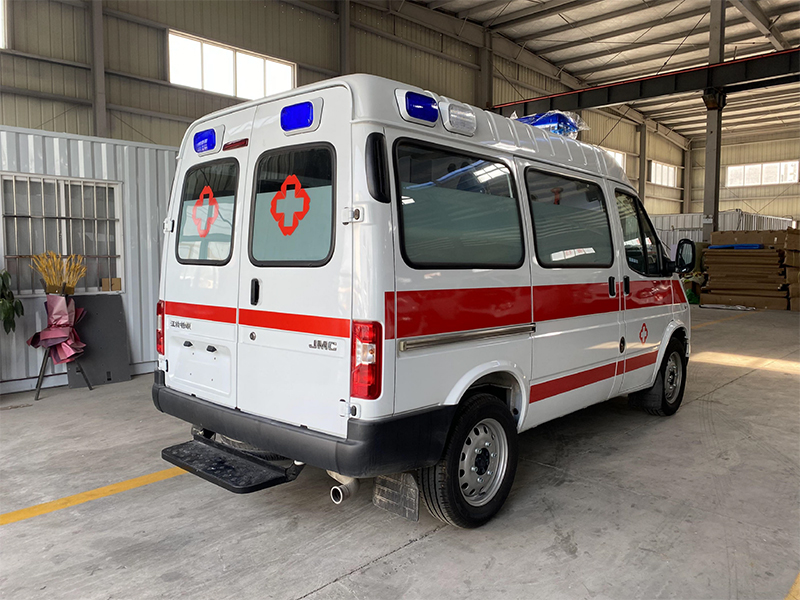 江铃特顺短轴转运型救护车