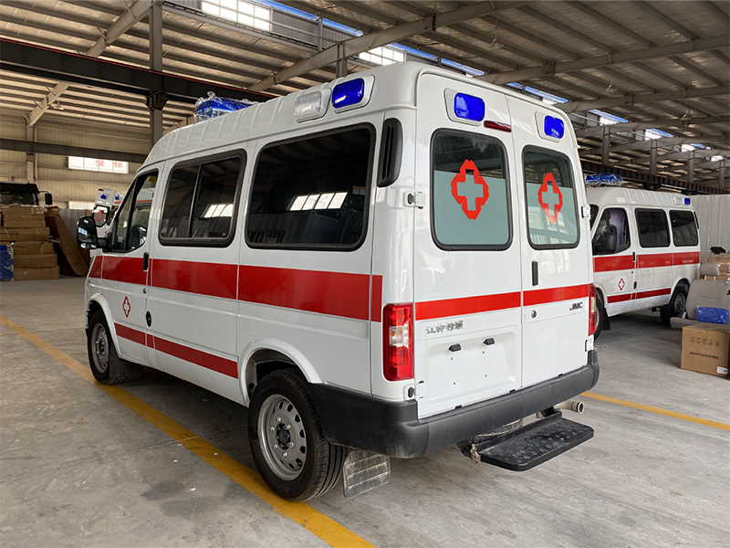江铃特顺短轴转运型救护车