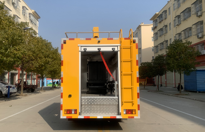 五十铃双排带吊1200方排水救险车